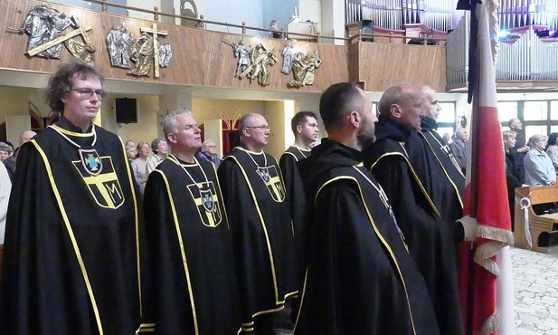 Rycerze podczas Mszy św. z okazji 102. rocznicy urodzin św. Jana Pawła II na os. Karpackim w Bielsku-Białej.