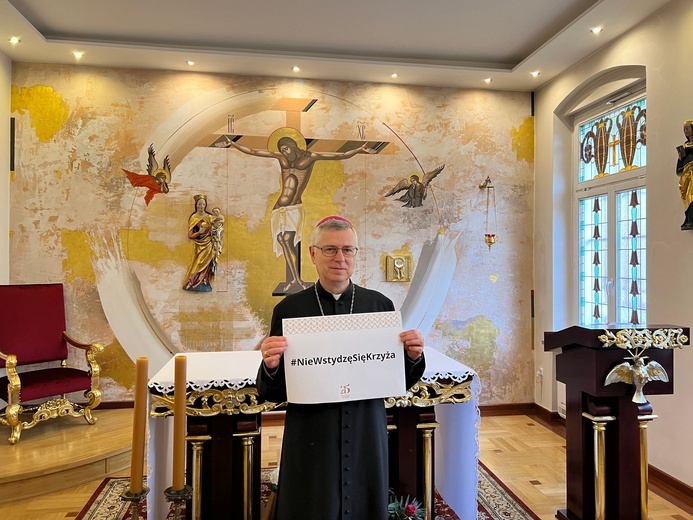 Biskup #NieWstydziSięKrzyża