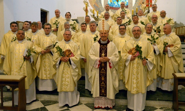 Po końcowym błogosławieństwie kapłani ze swoim kolegą z rocznika bp. Markiem stanęli do wspólnej fotografii.