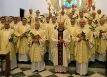 Po końcowym błogosławieństwie kapłani ze swoim kolegą z rocznika bp. Markiem stanęli do wspólnej fotografii.