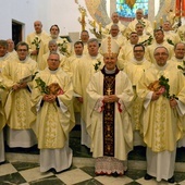 Po końcowym błogosławieństwie kapłani ze swym kolegą z rocznika biskupem Markiem stanęli do wspólnej fotografii.