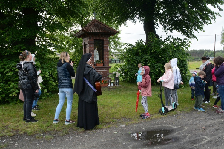 Olesno. Dzieci na "Majówce w drodze"