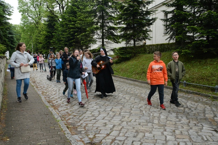 Olesno. Dzieci na "Majówce w drodze"