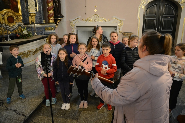 Olesno. Dzieci na "Majówce w drodze"