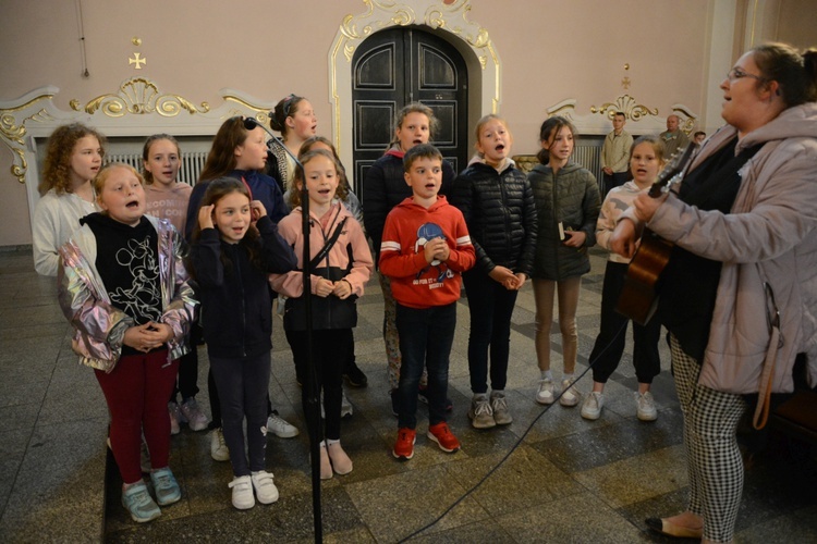 Olesno. Dzieci na "Majówce w drodze"