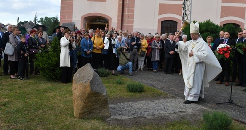 Przyjął dewizę "Soli Deo"