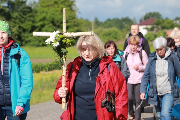 Krzyż, kwiaty i kamienie - dziś wiele symbolizują. Ich znaczenie będziemy wyjaśniać podczas kolejnych punktów programu IX DPK.