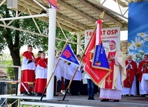 Biskup poświęcił nowy sztandar dla OSP Charzewice oraz proporzec dla Młodzieżowej Drużyny Pożarniczej.