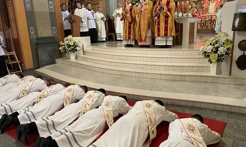 Chwila modlitwy przed sakramentem święceń kapłańskich.