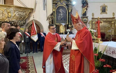 Przedstawiciele parafii wnieśli relikwie do kościoła i przekazali je w ręce głównego celebransa.