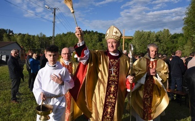 Poświęcenie placu pod budowę kościoła w Chojniku.