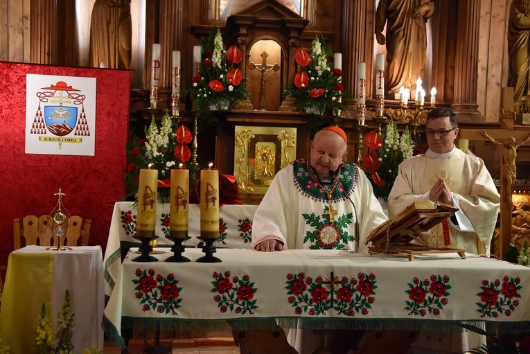 Kard. Dziwisz w parafii św. Anny w Zębie 