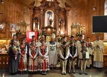 Kard. Dziwisz w parafii św. Anny w Zębie 