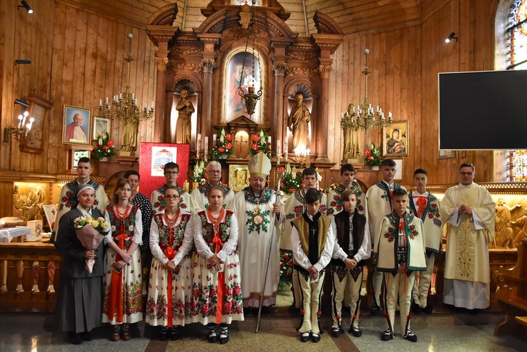 Kard. Dziwisz w parafii św. Anny w Zębie 