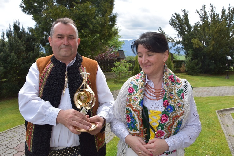 Ząb. Kard. Dziwisz przekazał relikwie św. Jana Pawła II 