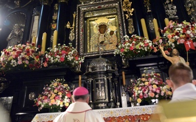 Modlitwa zawierzenia przed obrazem Matki Bożej Częstochowskiej w jasnogórskiej kaplicy.