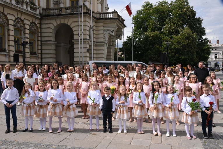 Pamiątkowe zdjęcie obecnych i byłych Promyczków Dobra na sądeckim rynku.