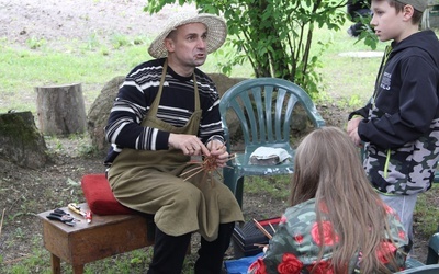 Mariusz Baryczka i jego pokaz plecionkarstwa. 