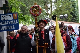 Pielgrzymi na szlak wyruszyli po Mszy św. w kościele bernardynek. 