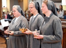 Siostry niosące w procesji z darami chleb, wino i wodę.
