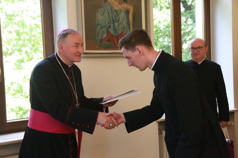 Wręczenie aplikat neopreziterom