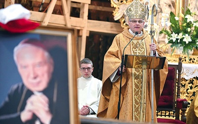 ▲	Biskup powiedział, że wiele zawdzięcza błogosławionemu kard. Wyszyńskiemu.