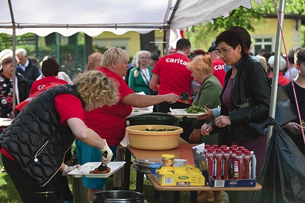 ▲	Piknik w ogrodach seminaryjnych przygotowała świdnicka Caritas. 