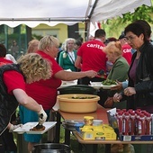 ▲	Piknik w ogrodach seminaryjnych przygotowała świdnicka Caritas. 