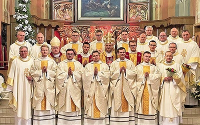 Neoprezbiterzy z biskupami i przełożonymi seminaryjnymi.