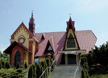 Kościół parafialny został wybudowany przez zwardońskich kolejarzy.