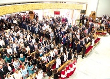 ◄	Kandydatom towarzyszą w modlitwie świadkowie i rodziny.