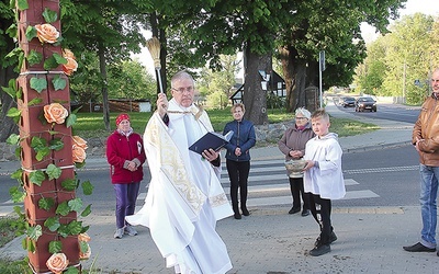 ▲	Kapłan pobłogosławił okoliczne pola wodą święconą.