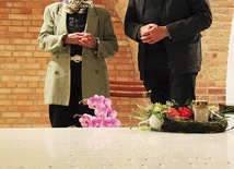 ▲	– Byliśmy w jednej grupie na studiach medycznych w Warszawie, całe życie utrzymywaliśmy ze sobą kontakt – mówi Dorota Halicka, lekarka z USA, modląc się przy grobie arcybiskupa wraz z o. Zenonem Hanasem.