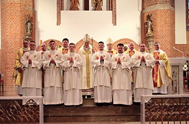 Sześciu nowowyświęconych diakonów diecezji elbląskiej. 