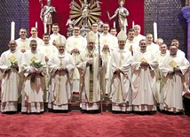 ▲	Pamiątkowe zdjęcie z wrocławskimi biskupami i seminaryjnymi przełożonymi.