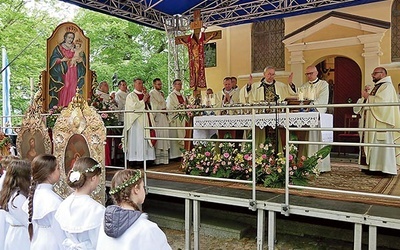 Setki wiernych zgromadziły się przy kaplicy Trzech Krzyży.