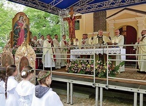 Setki wiernych zgromadziły się przy kaplicy Trzech Krzyży.