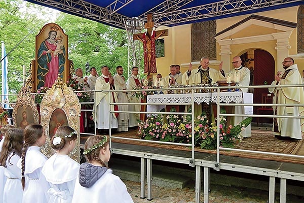 Setki wiernych zgromadziły się przy kaplicy Trzech Krzyży.