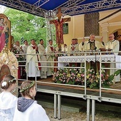 Setki wiernych zgromadziły się przy kaplicy Trzech Krzyży.