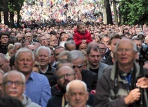 Pątnicy na kalwaryjskim wzgórzu.