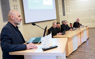 Obrady 28 maja prawie w całości zostały poświęcone wysłuchaniu osób świeckich. Na zdjęciu Jarosław Bobulski z parafii NSPJ w Bytomiu. 
