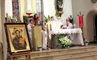 Mszy św. przewodniczył o. Mirosław Bożek SJ, proboszcz  parafii jezuickiej  w Bytomiu.