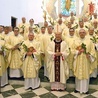 	 Po końcowym błogosławieństwie kapłani, którzy obecnie pracują w diecezjach łowickiej, warszawskiej i warszawsko- -praskiej, stanęli do wspólnej fotografii.