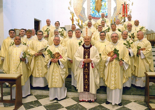 	 Po końcowym błogosławieństwie kapłani, którzy obecnie pracują w diecezjach łowickiej, warszawskiej i warszawsko- -praskiej, stanęli do wspólnej fotografii.