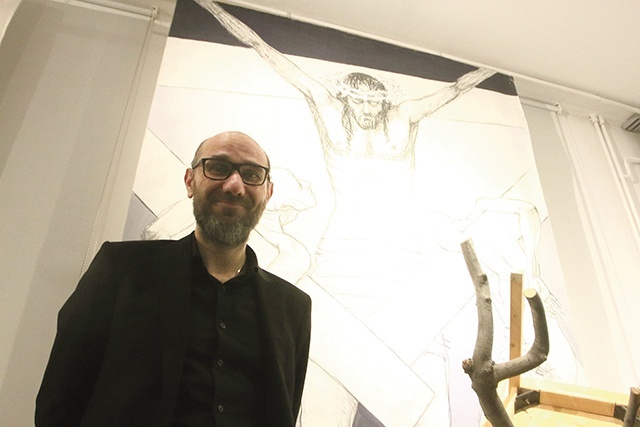 ▲	Artysta nie wstydzi się wiary, a jego sztuka to pokazuje. 