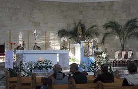 ▲	Akcję „Czyścimy czyściec” w kościele pw. św. Wojciecha prowadzą członkowie wspólnoty Śladami Maryi. 