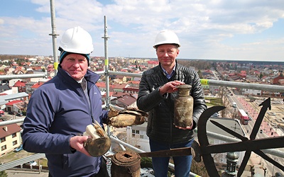 Pojemnik otworzył proboszcz wraz z wykonawcą prac.