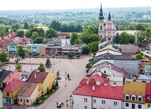 	Serce miasta z jego dwoma symbolami – sanktuarium Matki Bożej Dzikowskiej i pomnikiem Bartosza Głowackiego.