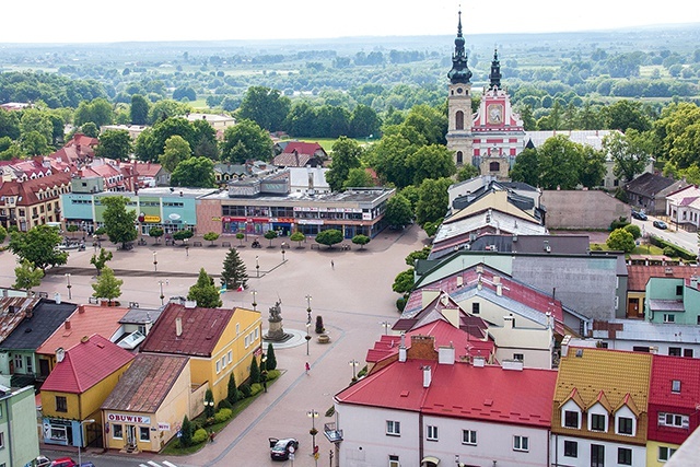 	Serce miasta z jego dwoma symbolami – sanktuarium Matki Bożej Dzikowskiej i pomnikiem Bartosza Głowackiego.