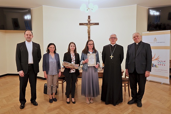 Przedstawicielki zwycięskiej Poradni Życia Rodzinnego  z (od prawej) ks. Zdzisławem Brzezinką, abp. Wiktorem Skworcem i ks. proboszczem Markiem Donnerstagiem.